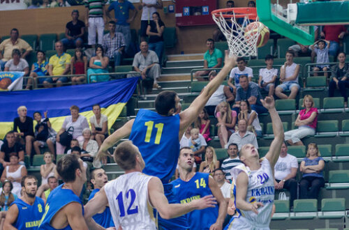 Foto din meci: se vede cum pe ambele echipamente scrie ”Ukraine”