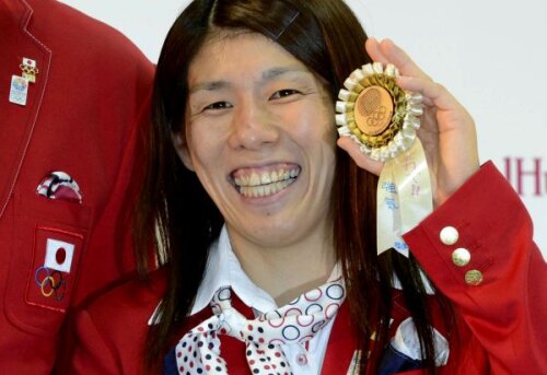 Japoneza Saori Yoshida,
aici cu medalia de lemn,
este dublă medaliată cu
aur olimpic la lupte