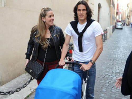 Cavani și soția sa, la plimbare cu fiul prin Napoli, pe cînd totul le mergea bine în orașul italian