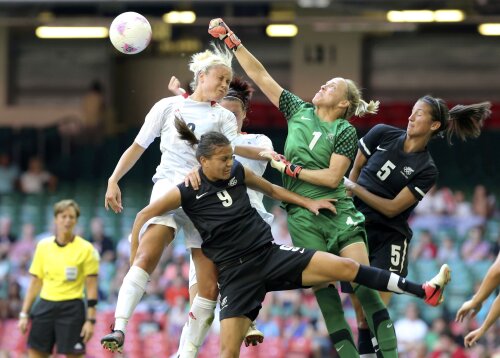Stephanie Houghton, în stînga, autoarea primului gol de la JO (foto: Reuters)