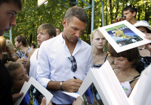 Andrei Şevcenko, împărţind autografe elevilor unei şcoli din Kiev. // Foto: Reuters