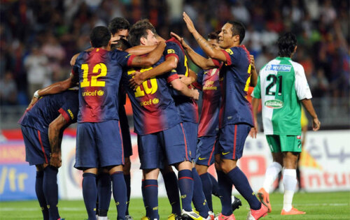 Messi e felicitat de colegi după unul dintre cele trei goluri (foto: sport.es)