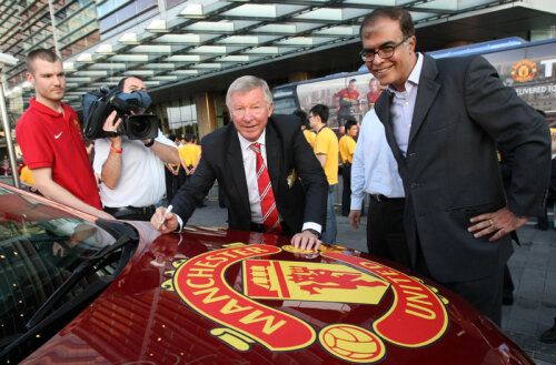 Sir Alex Ferguson își pune semnătura pe un Chevrolet cu speranța că de acum va avea mai mulți bani de transferuri // Foto: Gulliver-GettyImages