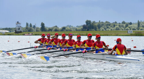 Echipajul de 8+1 al României