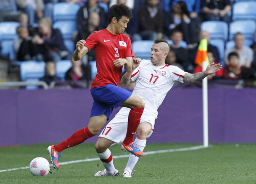 Michel Morganella (în alb, aici chiar în meciul cu Coreea de Sud) a semnat în această vară cu Palermo.