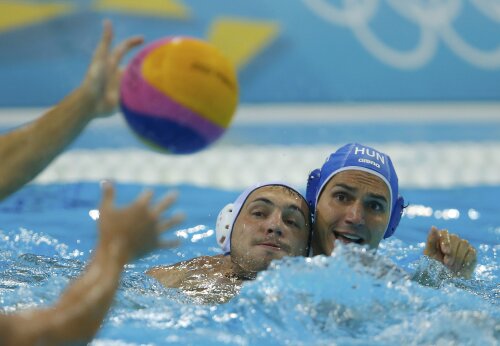 Cosmin Radu, stînga, s-a descurcat greu în fața maghiarului Varga (foto: Reuters)