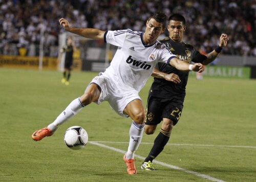 Cristiano Ronaldo în dispută cu Rafael garcia (foto: Reuters)