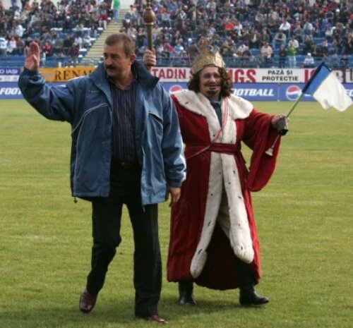 Ionuţ Popa (stînga), maestrul declaraţiilor savuroase