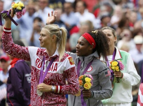 Serena Williams se simte pe iarba de la Wimbledon ca acasă. Pe podium este încadrată de Maria Şarapova şi de Victoria Azarenka 
Foto: Reuters