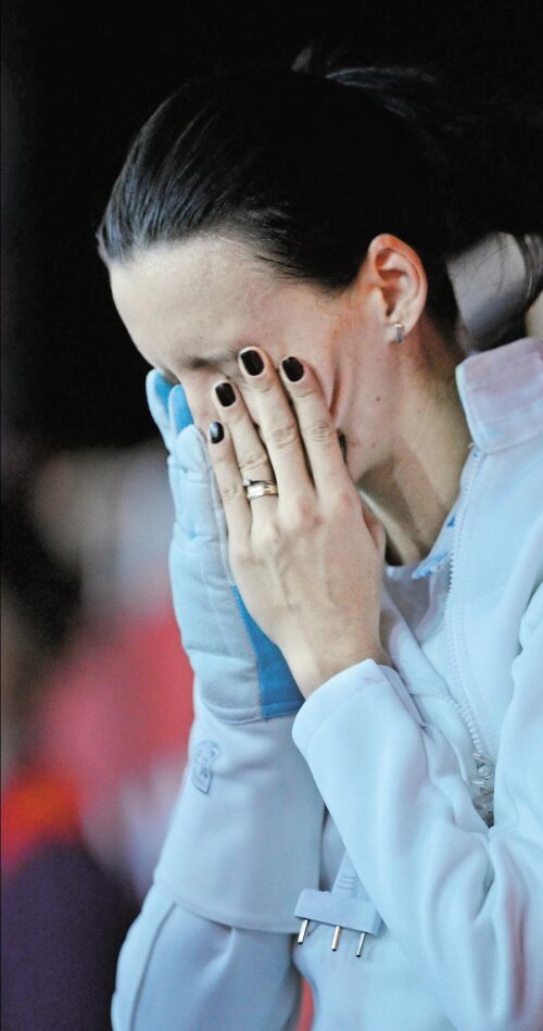 Simona Gherman își
acoperă ochii plini de
lacrimi