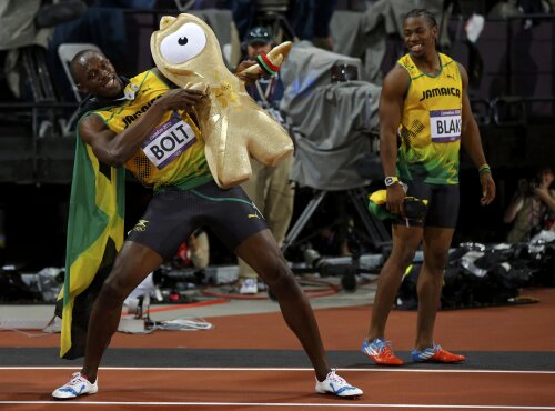 Usain Bolt își celebrează triumful (foto: Reuters)