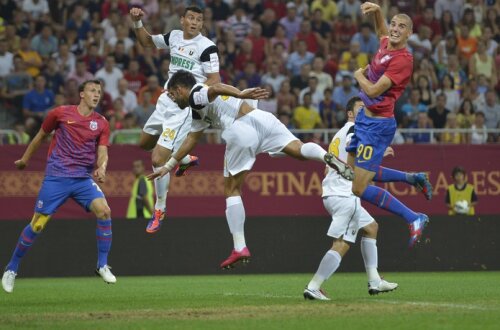 Așa arată terenul în multe zone de pe Național Arena (foto: Alex Nicodim)