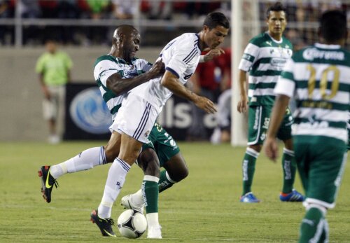 Ronaldo a fost ținut din scurt de către adversarii mexicani (foto: Reuters)