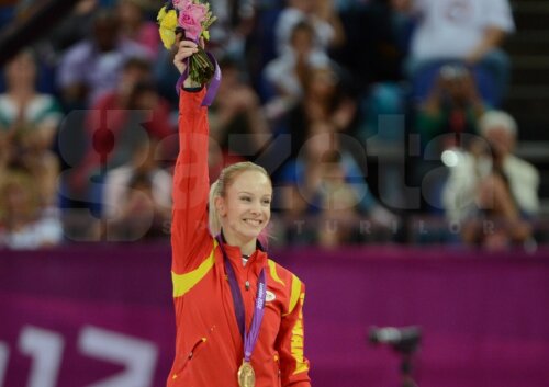 Sandra Izbașa după cucerirea aurului olimpic (foto: Raed Krishan)