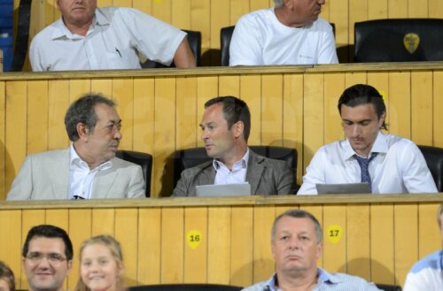 Negoiță este prezent la meciul lui Dinamo de la Brașov, alături de Dragoș Săvulescu și Nicolae Badea FOTO: Bogdan Bălaș