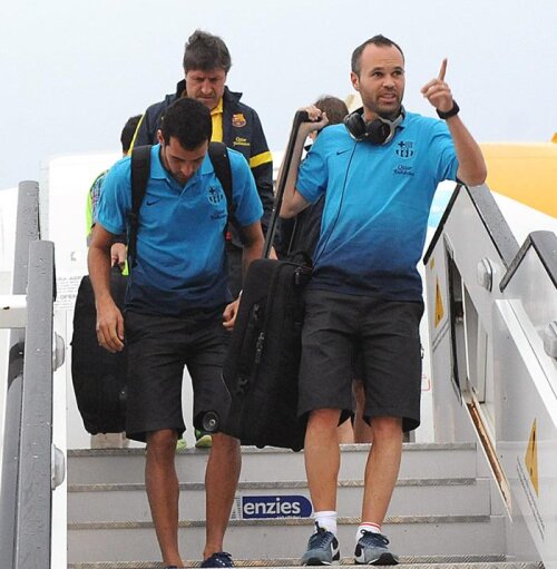 Andres Iniestea și Busquets în momentul sosirii la București