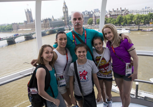 Diana Chelaru, Cătălina Ponor, Diana Bulimar, Larisa Iordache, Sandra Izbaşa şi Octavian Belu au privit Londra dintr-o altă perspectivă // Foto: Raed Krishan