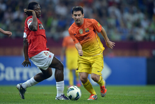 Koulibaly, într-un duel cu Messi.