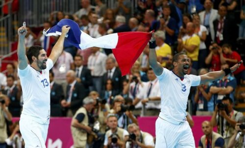 Nikola Karabatici şi Didier Dinart sărbătoresc titlul olimpic cîştigat în faţa Suediei Foto: Reuters