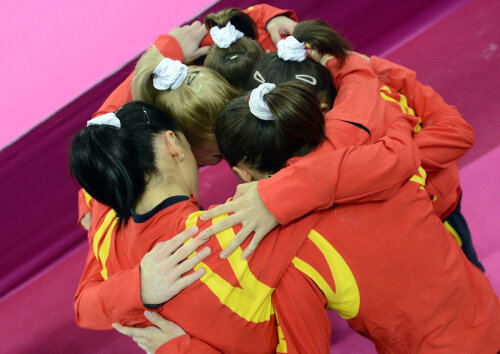 Fetele şi ritualul lor după concurs.