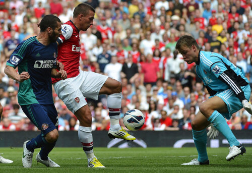 Podolski, în tricou roșu, nu reușește să-l învingă nici acum pe portarul lui Sunderland
