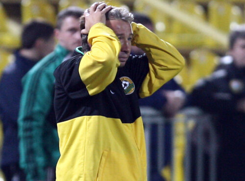 Dan Petrescu se ia cu mîinile pe cap văzînd cum Dinamo suferă o nouă înfrîngere