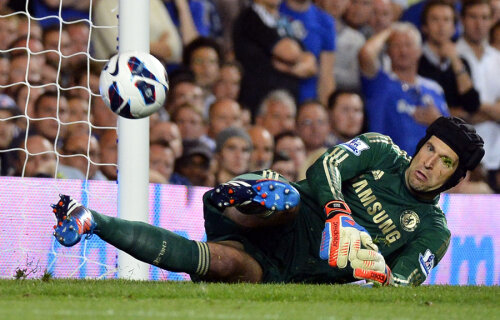 Petr Cech priveşte speriat cum mingea ricoşată din el se îndreaptă spre plasă // Foto: Reuters