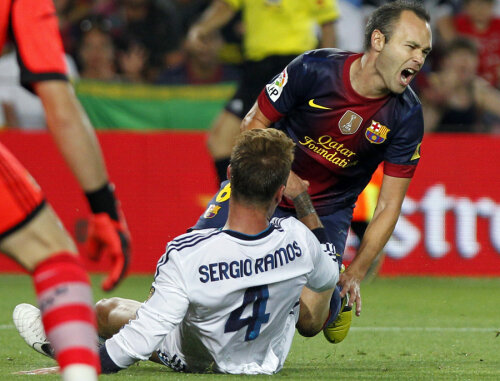 Sergio Ramos cade în plasa întinsă de Iniesta şi îl faultează în careu: penalty! // Foto: AP/Rompres