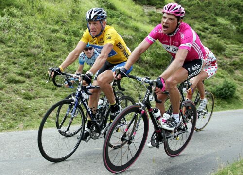 Toți cicliștii din această imagine au fost implicați în scandaluri de dopaj: Lance Armstrong (galben), Jan Ullrich (roz), Levi Leipheimer (albastru), Michael Rasmussen (în spate, tricoul alb cu buline roșii), foto: reuters