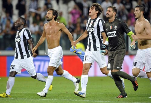 Jucătorii lui Juventus celebrează prima victorie din acest sezon.