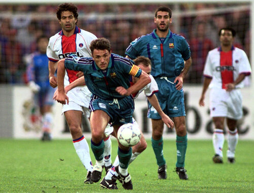 Urmărit de Guardiola, Gică Popescu (căpitanul Barcei) cîştigă încă un duel în finala Cupei Cupelor din 1997, 1-0 cu PSG // Foto: Reuters