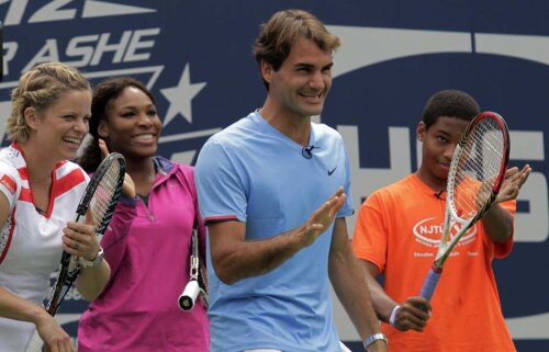 Roger Federer, împreună cu Kim Clijsters, Serena Williams şi tînărul Woodie McKnight, în timpul Kids' Day de la US Open // Foto: Reuters