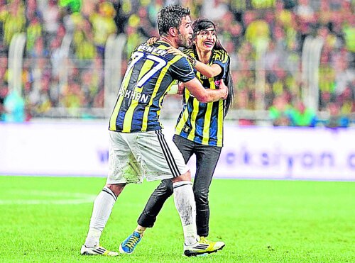 Frumoasa admiratoare a Fenerului l-a îmbrăţişat în plin meci pe Gokhan Gonul // Foto: Fanatik (Istanbul)