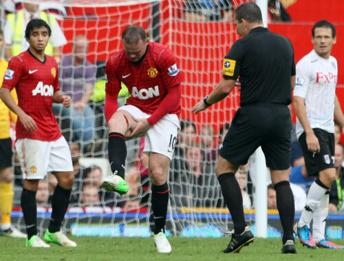 Rooney, în centru, privește terifiat tăietura provocată de Rodallega // Foto: Guliver/GettyImages