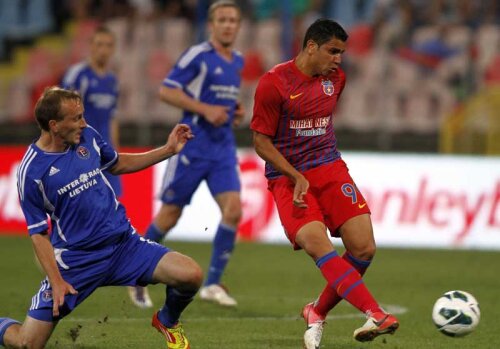 Chiar dacă a marcat, Rocha a fost ironizat de Becali.