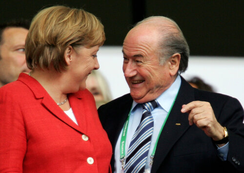 Sepp Blatter şi Angela Merkel par să se înţeleagă bine împreună la meciurile de fotbal // Foto: Guliver/GettyImages