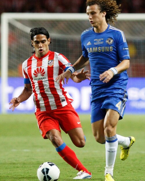 David Luiz a fost chinuit tare de Falcao (foto: Reuters)