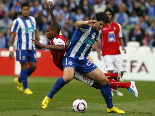 Secvenţă din finala EL 2011, Porto - Braga 1-0, cu Săpunaru în duel cu Paulo Cesar // Foto: Reuters