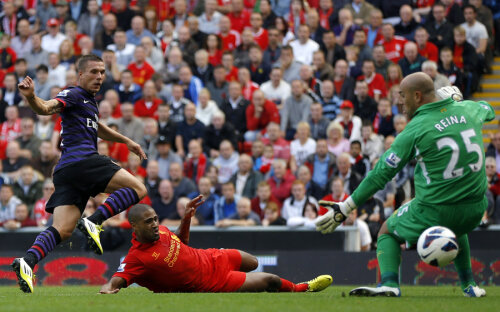 Podolski (stînga) deschide scorul pe Anfield // Foto: Reuters