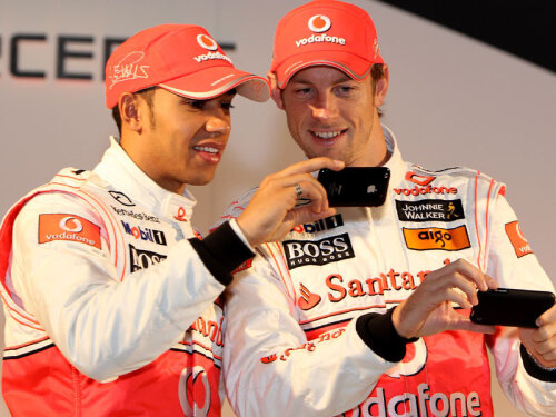 Jenson Button (dreapta) și Lewis Hamilton sînt colegi din 2010