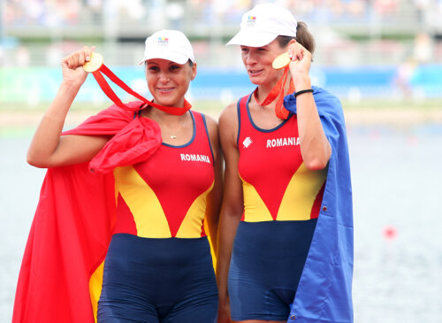 Canotoarele Georgeta Andrunache (stînga) şi Viorica Susanu au adus României una din cele patru medalii olimpice de aur cucerite de 