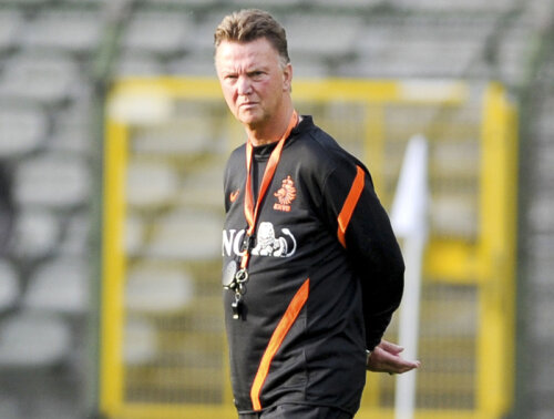Van Gaal priveşte spre viitor. Dar viitorul nu pare tocmai bun pentru Olanda // Foto: Reuters