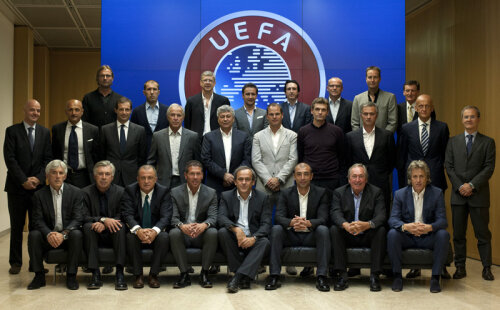 Mircea Lucescu s-a aflat pe o axă selectă la Nyon, încadrat de președintele UEFA, Platini (jos), și de managerul lui Arsenal, Wenger (sus) // Foto: uefa.com