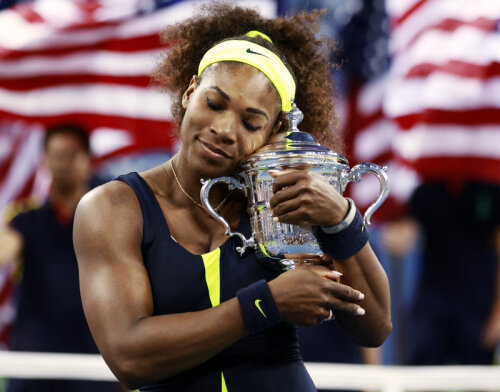 Serena Williams într-un moment de tandreţe cu trofeul de la US Open // Foto: Reuters