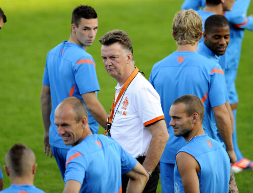 Van Gaal își monitorizează atent jucătorii. Doar Robben și Sneijder, în plan apropiat, își permit un zîmbet