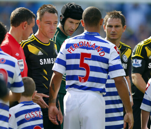 Ferdinand trece impasibil pe lîngă Terry // Foto: Reuters