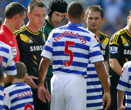 Momentul în care Anton Ferdinand refuză să dea mîna cu John Terry. Privirea lui Terry spune totul // Foto: Reuters