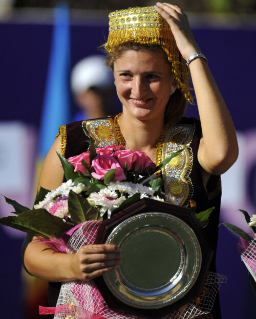 Irina Begu, alături de primul ei trofeu.