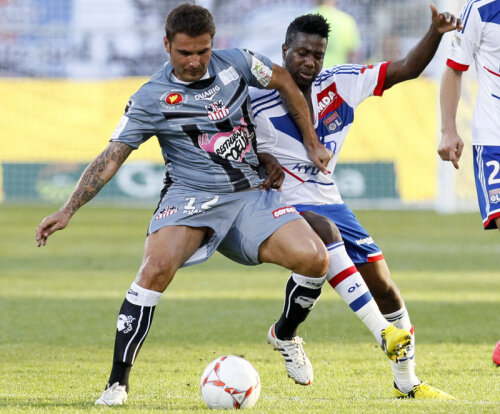 Adrian Mutu (stînga) s-a duelat permanent ieri cu jucătorii lui Lyon // Foto: Reuters