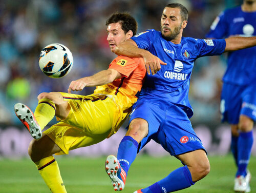 Messi (stînga) nu poate fi lăsat fără minge, chiar dacă fundaşul îl atacă agresiv // Foto: Guliver/GettyImages